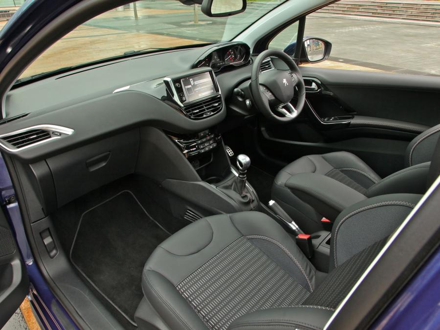  Peugeot 208 3-Door 2012 года  (UK) (фото 4 из 13)